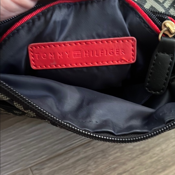 Tommy Hilfiger, Black and Gold Crossbody Bag with Geometric Pattern - Picture 3 of 6